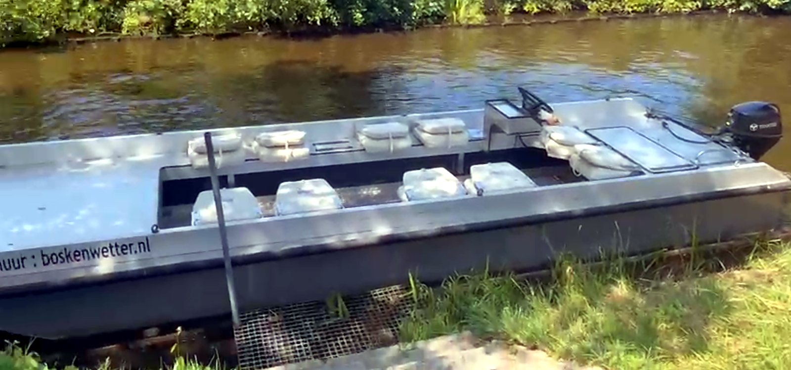 Loungeboot met buitenboordmotor, zijaanzicht
